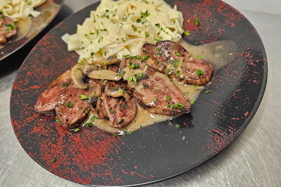 Magret de canard sauce champignons et Tagliatelles