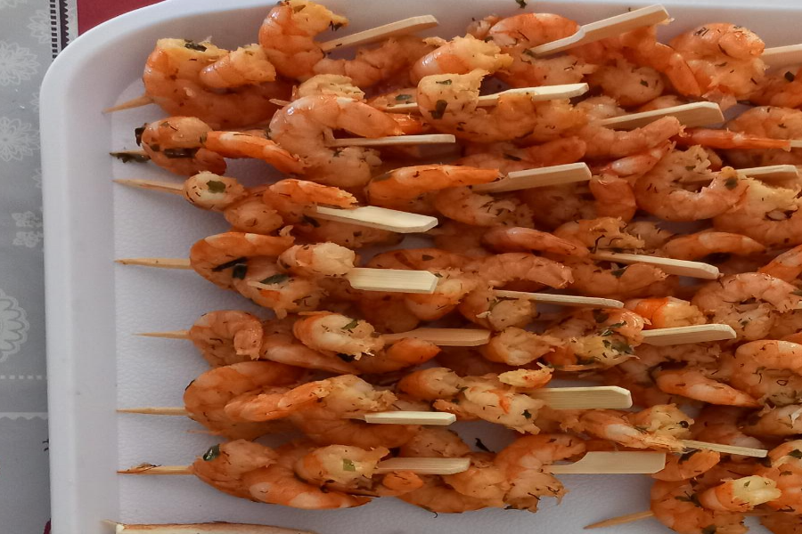 brochettes de crevettes marinées et sautées