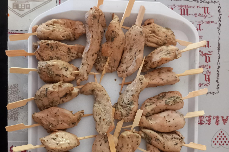 Emincé de poulet mariné en brochette froid