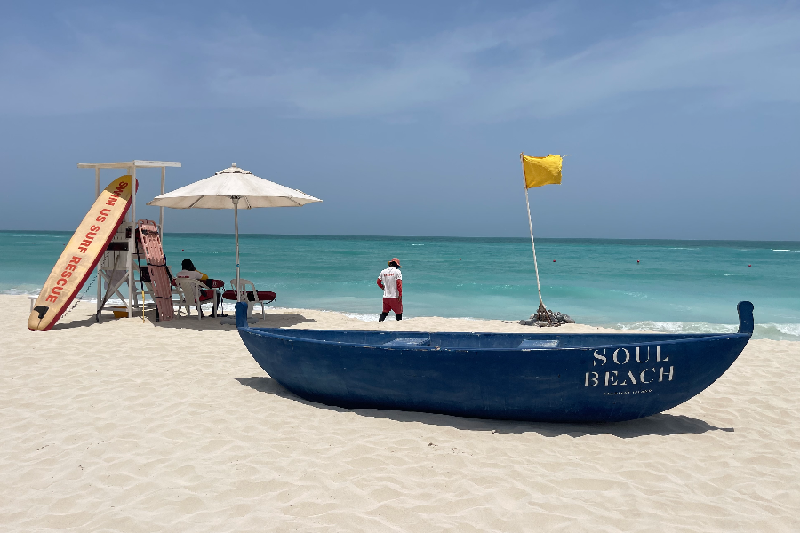 Soul beach, une des plus belles plages d'Abu Dhabi, située à 5 minutes du Louvre Abu Dhabi sur l'île de Saadiyat - ©ADENYGMA TOURISM
