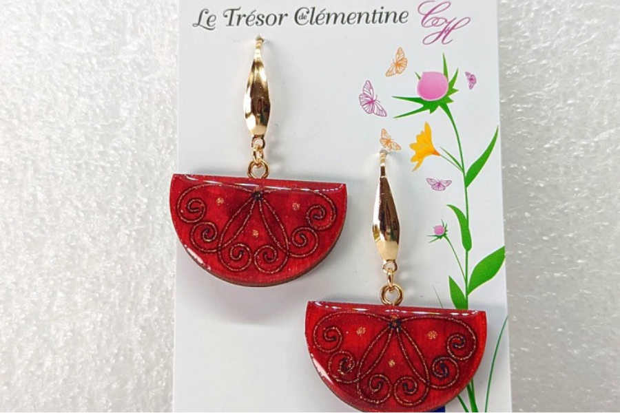 Boucle d'oreille artisanale style médiéval, rouge et or, chic à retrouver sur https://le-tresor-de-clementine.fr/boucle-d-oreille-fantaisie - ©Le Trésor de Clémentine