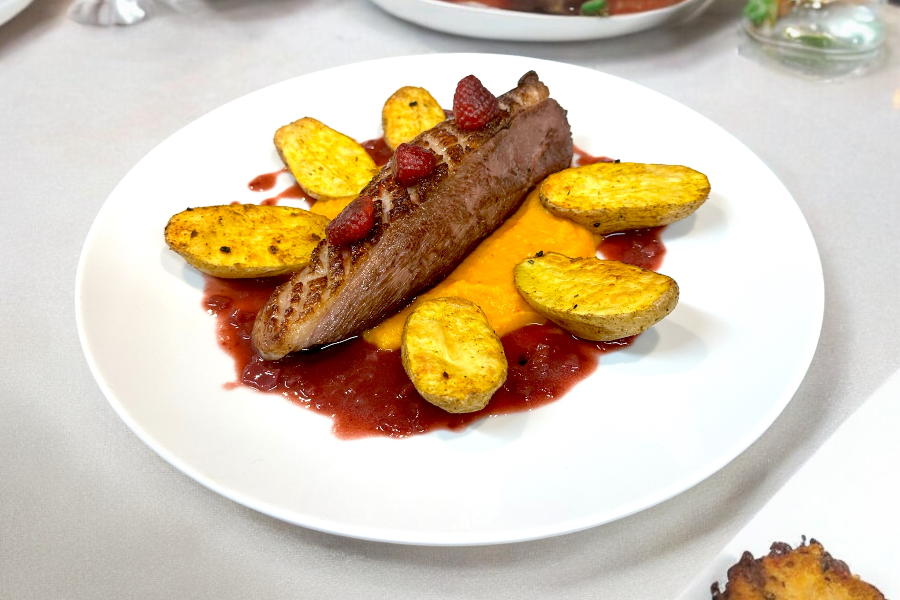 Magret de Canard Sauce Framboise - ©Resto Chez Jo