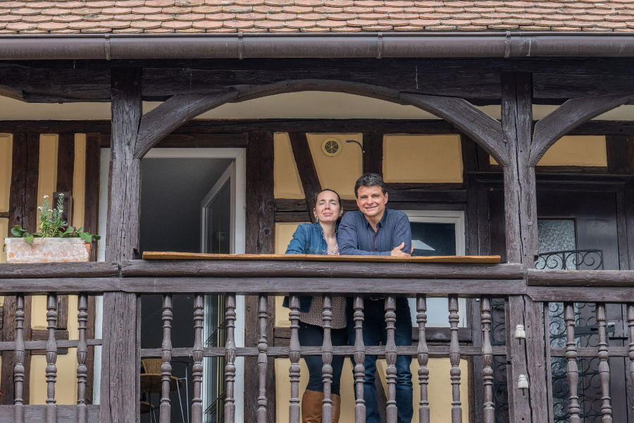 Vos hôtes Thomas et Marie sur le balcon - ©Vincent Schneider