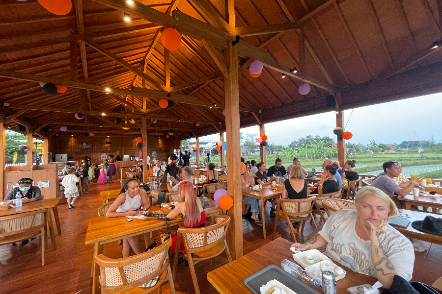Mookiland Family Park – The restaurant with rice field view - ©Mookiland Park - Family Playground and Restaurant with kids in Bali