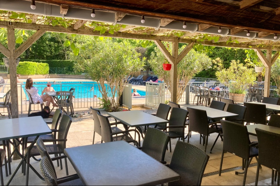 Terrasse sur restaurant avec vue sur la piscine - ©Camping Porte de Provence