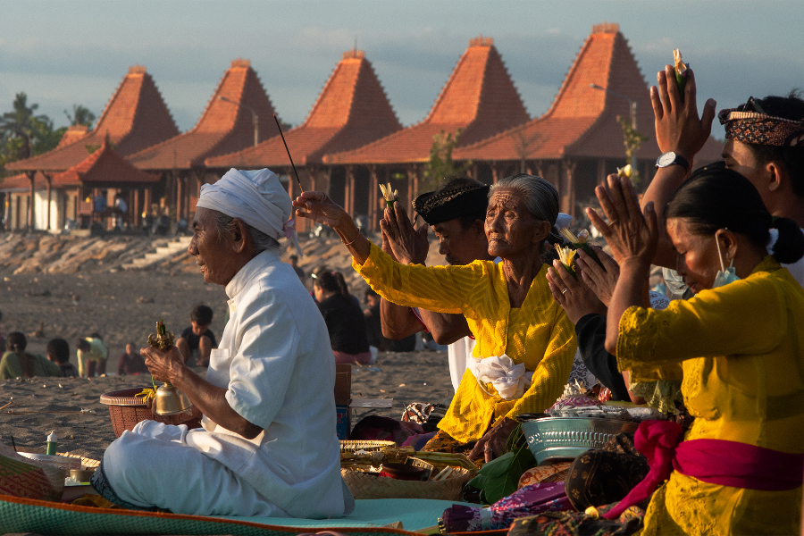 Cérémonie Prêtre Balinais sur la plage - ©Swarga Odyssey © Tous droits réservés