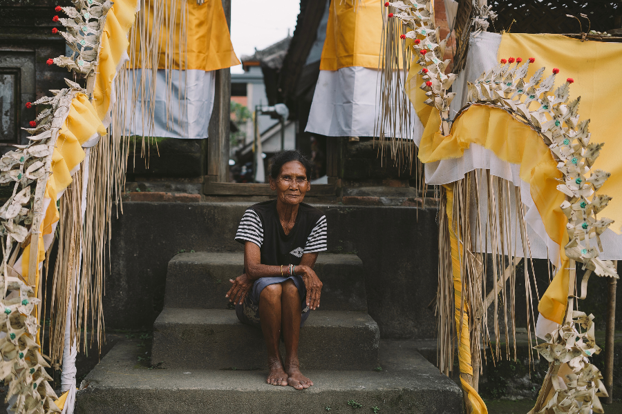 Une dame âgée devant un temple Balinais - ©SWARGA ODYSSEY 2024 | Tous droits réservés