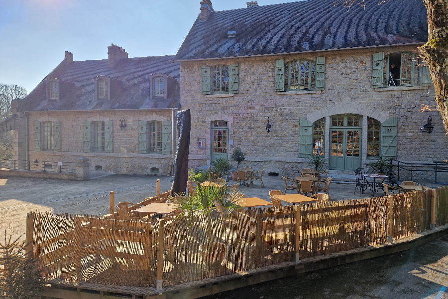 Terrasse avant de l'établissement - ©lamaisondugasseau