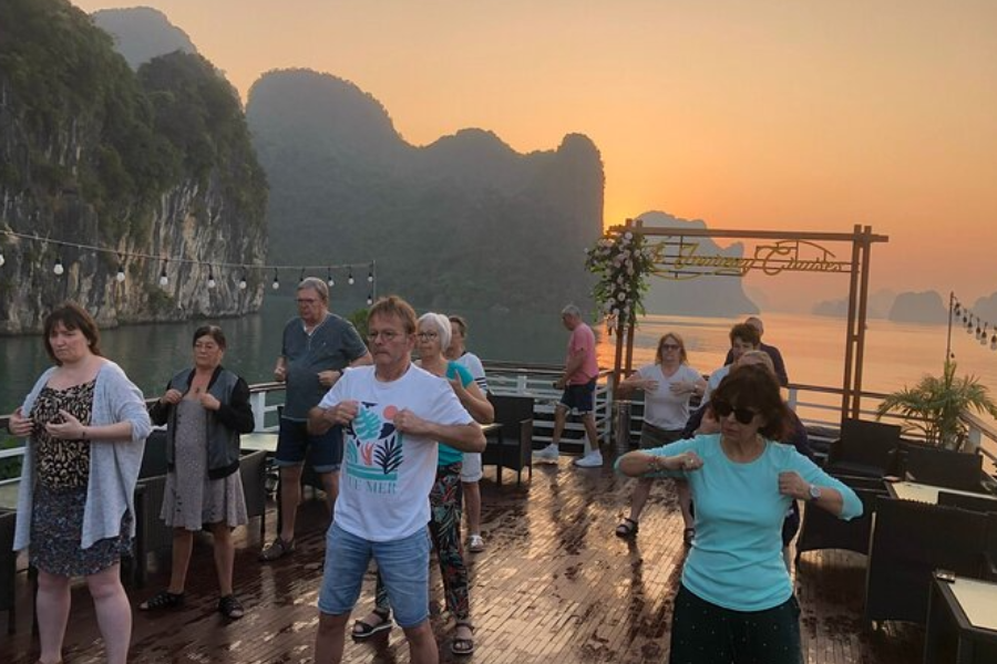 Cours de Tai Chi au cœur de la Baie d'Ha Long - ©AucoeurVietnam