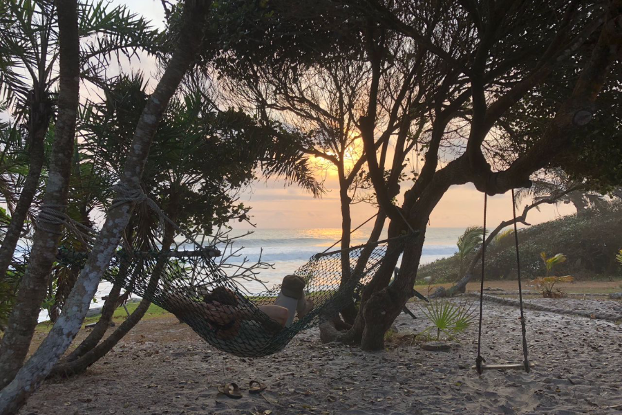 Détente sur la plage au parc national de Loango - ©Koussou Travel Agency