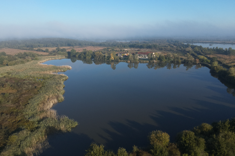 Le Domaine Coeur de Brenne et ses étangs, vus du ciel. - ©DCDB