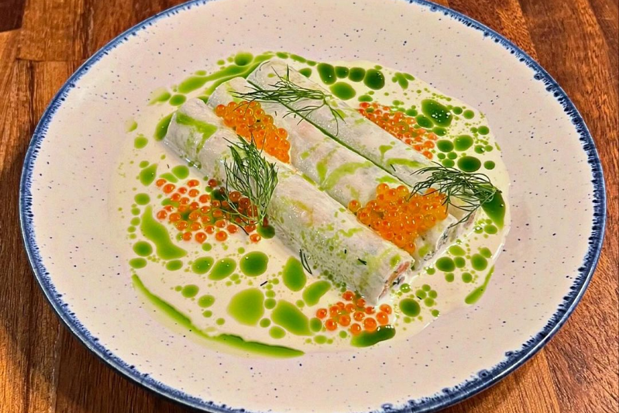 Cannelloni de radis à la truite, fromage frais, œuf de truite & crème de sarrasin - ©Petit Bleu