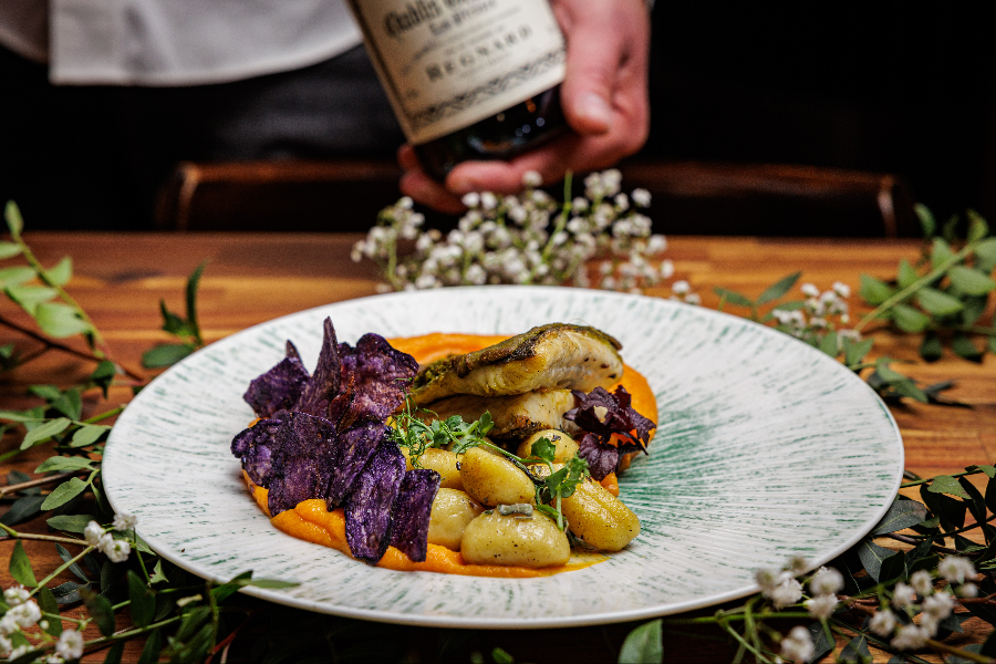 Filet de Loup - ©Filet de Loup en croûte d’herbes,  mousseline de patates douces & gnocchis poêlés