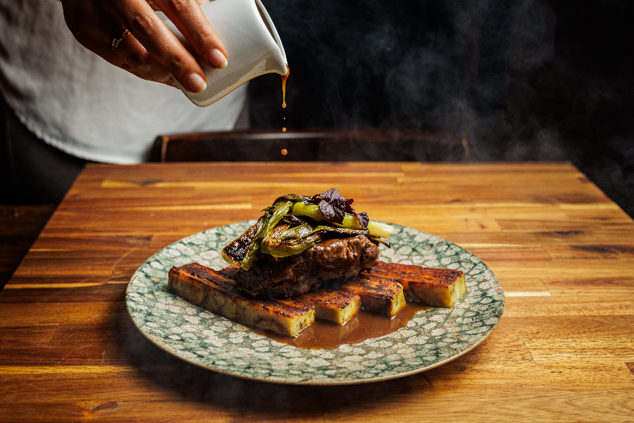 Joue de Bœuf - ©Joue de Bœuf à la provençale, mille-feuilles de pommes de terre à la sauge & cébettes braisées