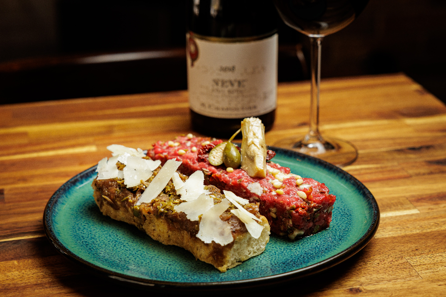 Tartare de Bœuf - ©Tartare de Bœuf au couteau, focaccia  à l’huile d’olive, oignons confits & origan