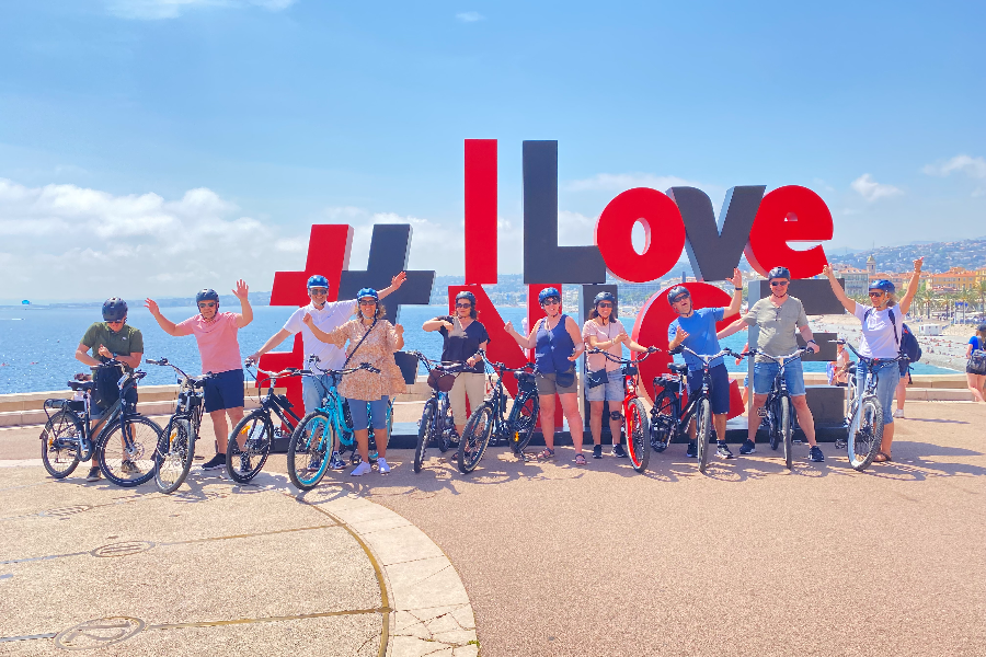 Tour de vélo électrique - Ville de Nice -  Promenade des anglais -  I Love Nice - Rauba Capeu - ©Mobilboard