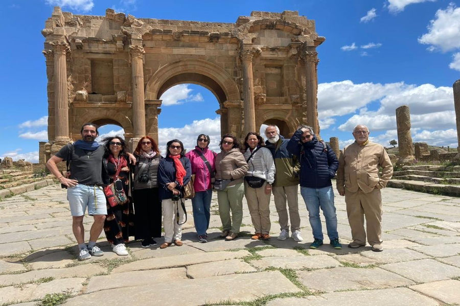 L'Arc de Trajan à TIMGAD  avec notre Invités de Portugal - ©Izelwan travel