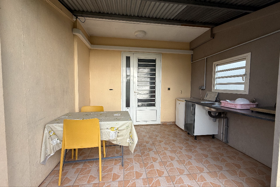 LA TERRASSE AVEC VUE SUR LE JARDIN
