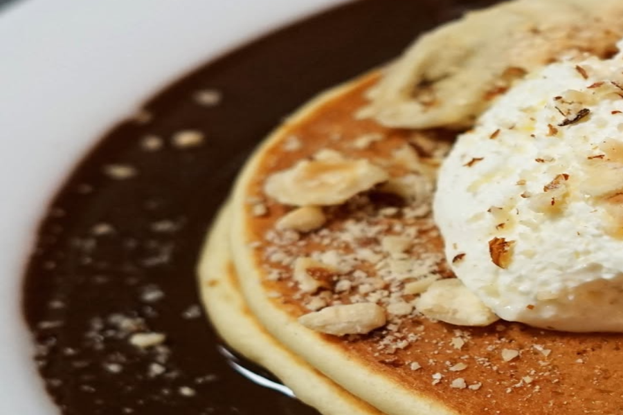 Pancakes coulis chocolat maison, banane, éclats de noisette et chantilly maison