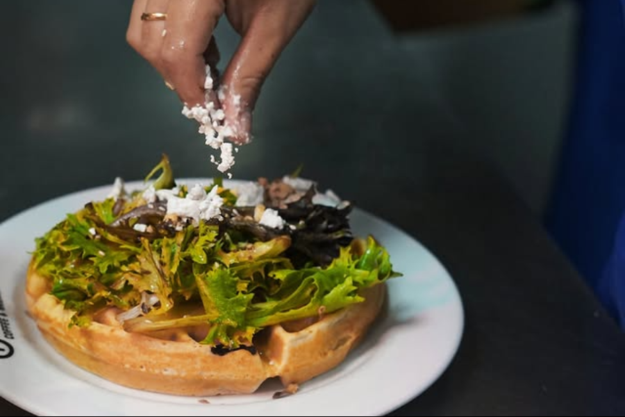 AVOCADO GAUFRE / garnie d’avocat, d'un oeuf poché plein air, de salade verte, de féta AOP, dukkah à la noisette et moutarde au miel