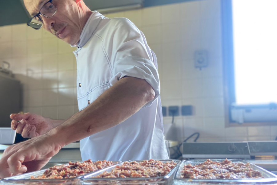 Le chef Florent Louhet prépare ses terrines maison