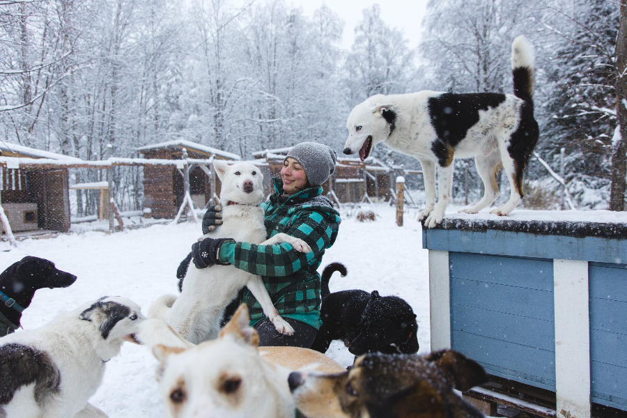 Maïlys , la propriétaire entourée de ses chiens - ©Maija Koskinen