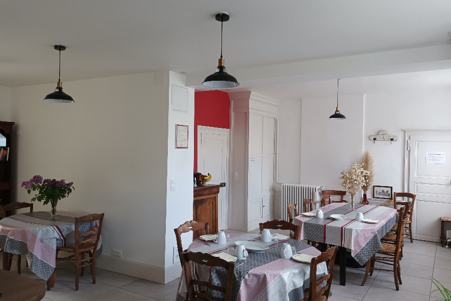 Salle commune, avec cuisine partagée, poele à bois - ©Zélie Vénague