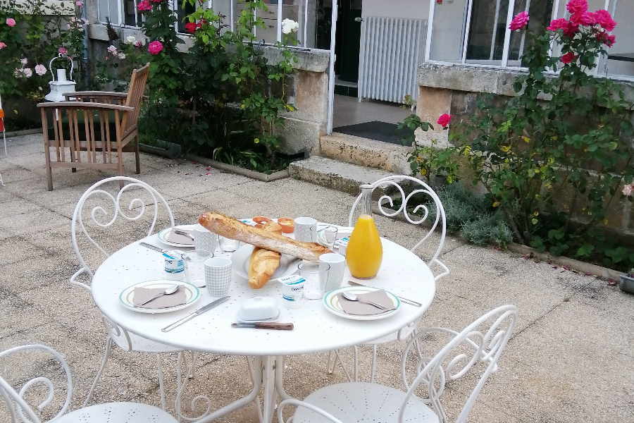 Petit-déjeuner sur la terrasse - ©Zélie Vénague