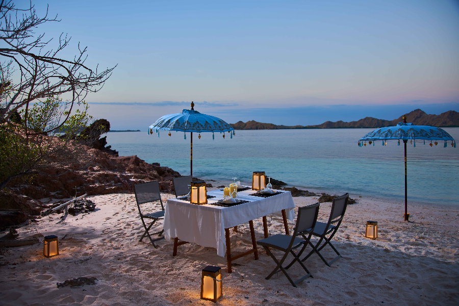 Dine by the beach with The Oracle - ©copyright by The Oracle Yacht