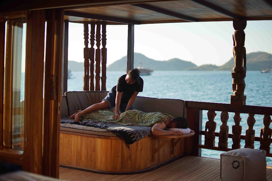 Pamper massage aboard The Oracle - ©copyright by The Oracle Yacht