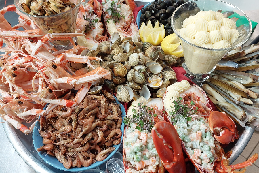 Plateau de fruits de mer avec homard sur réservation