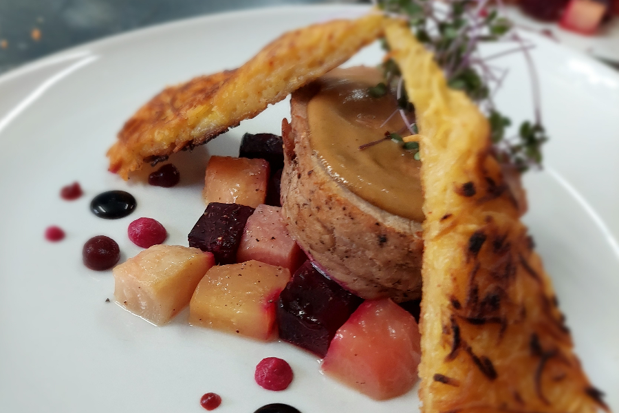 Quasi de veau basse température, déclinaison autour de la betterave, pommes de terre Darphin - ©Auberge des Lacs