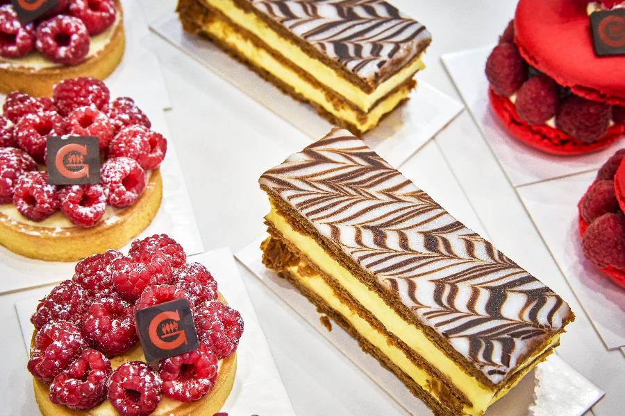 Framboisier, mille feuille et macarons framboise de la pâtisserie les génération - ©Spassoff