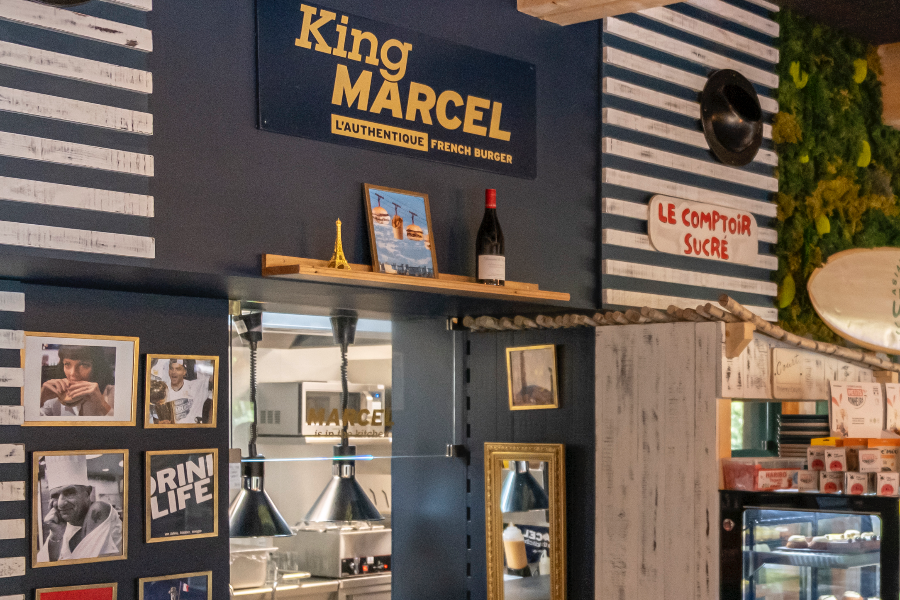 Différent comptoir du food court, King marcel pour les burgers, compoir sucré de Thierry court pour les desserts - ©Émeline Lambreth