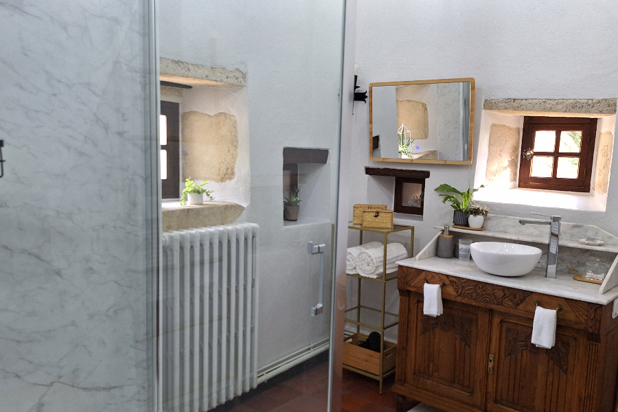 Salle de bain avec douche à l'italienne, dans une des tours du Château - ©PF