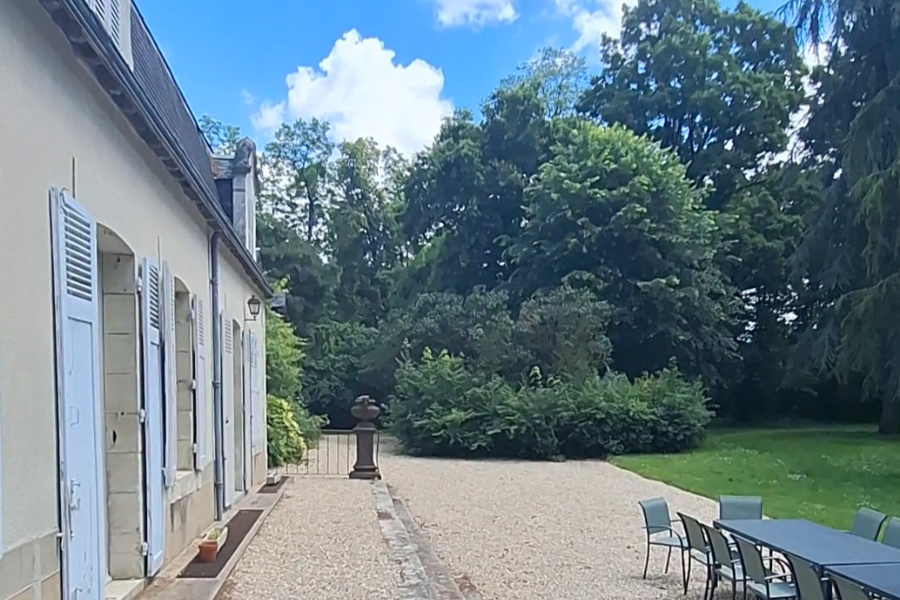 La grande terrasse extérieur à tenant à la maison, pour de grandes et chaleureuses tablées au Domaine de Chaillauroy - ©Gites du Berry