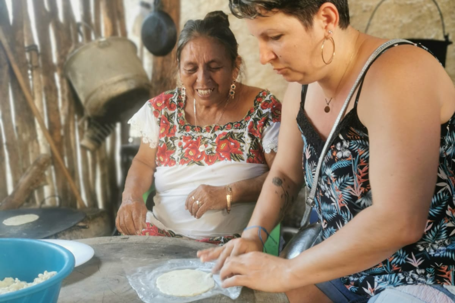 Atelier de Tortilla, repas et observation de création de Hamac avec une famille Maya et amis de longue date. - ©Priscilla Nomade