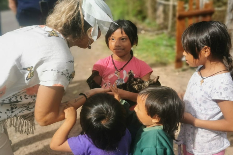 Un tourisme eco-responsable qui aide les familles dans le besoin à l'accès à l'eau, nourriture et soins. - ©Priscilla Nomade