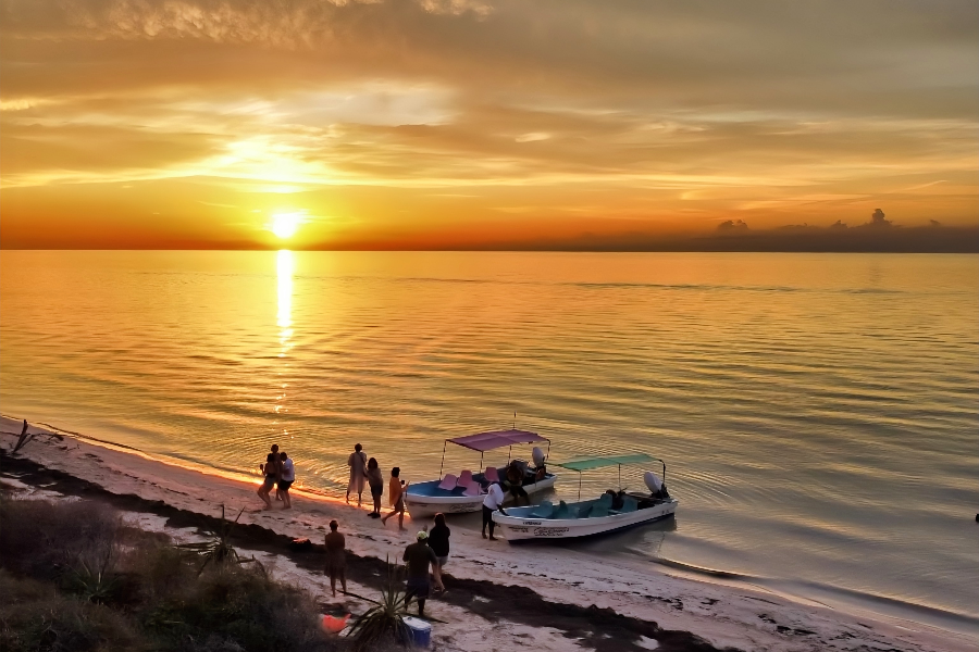 Apéritif sur une plage déserte ! - ©Priscilla Nomade