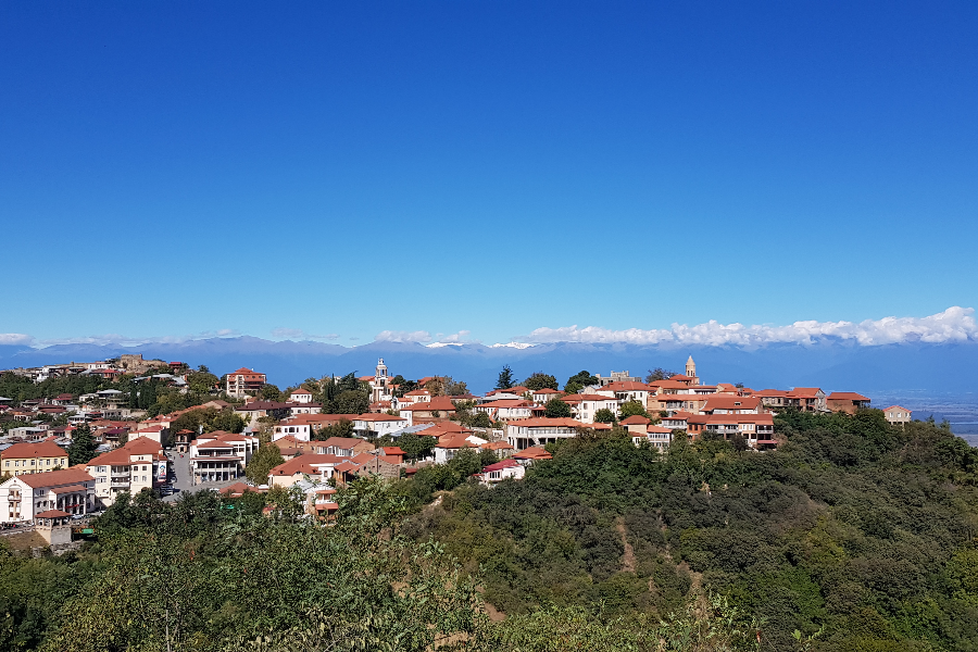 Ville de Sighnaghi qui domine la vallée d'ALAZANI et le smontagnes du haut Caucase - ©© Wonderful Georgia Travel