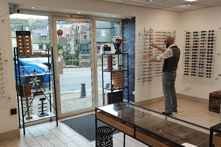 Landern'optique est situé en plein coeur de Landerneau, à côté du célèbre pont habité. - ©Enora Heurtebize