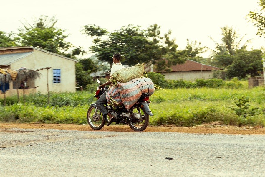 Sur la route de Covè - ©EWALOLU