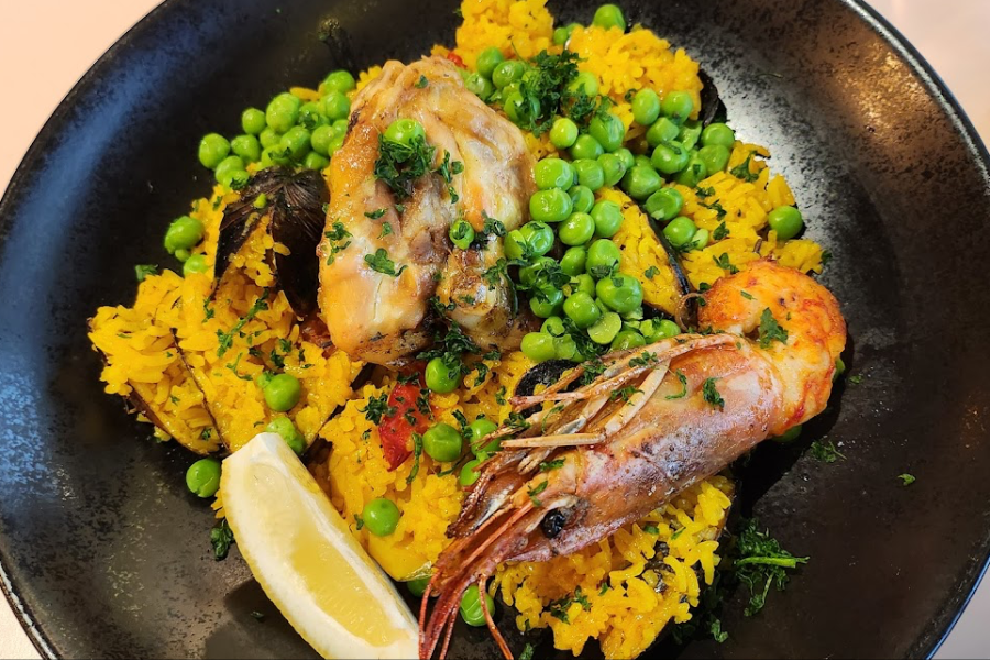 Paëlla au poulet, chorizo, moules et gambas
