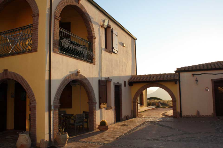 Corte Interna passaggio alla piscina - ©Agriturismo L' Orizzonte