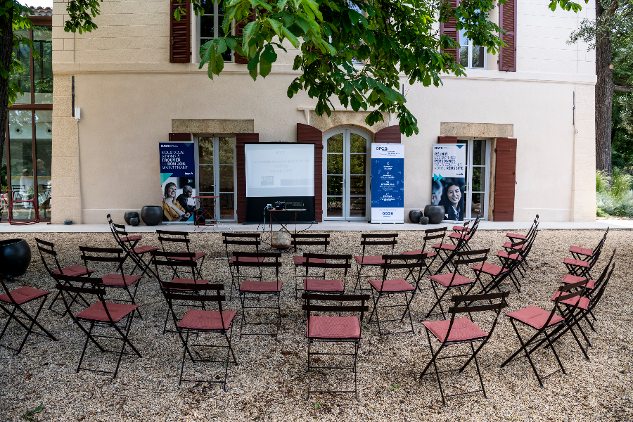 Des réunions professionnelle dans le jardin de la bastide IKIGAI - ©Bastide IKIGAI - Photos de l'entreprise