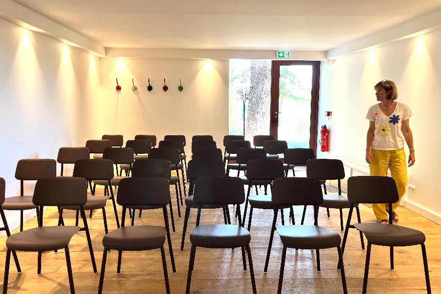 Salle de Réunion IKI Cèdre - implantation en théatre - Bastide IKIGAI - ©Bastide IKIGAI