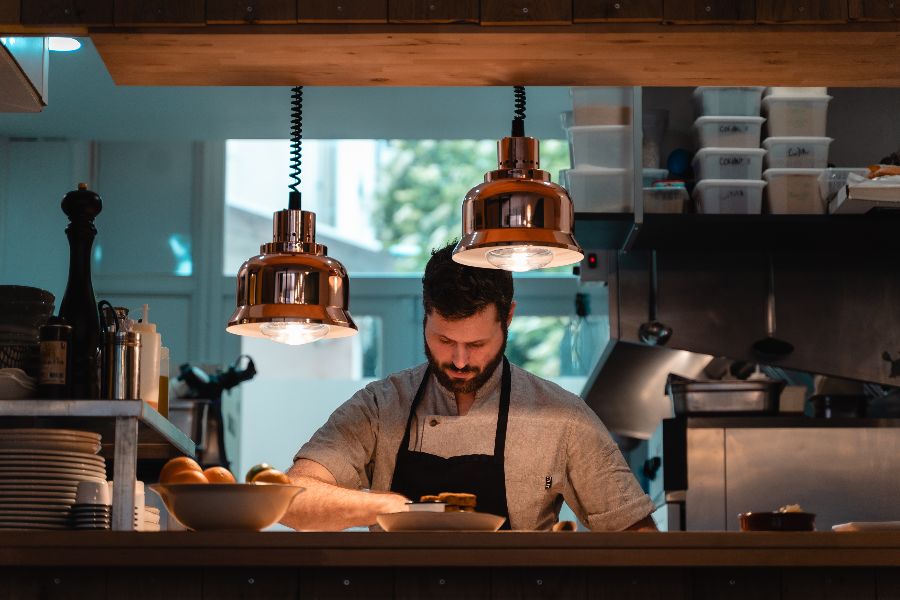 Notre chef en pleine préparation en cuisine - ©RASCAL