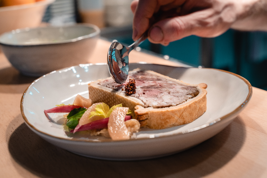 La mise en place du chef sur son pâté croûte fait maison - ©RASCAL