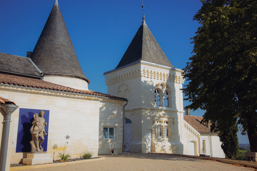 Entrée du château et de la boutique dédiée à l'art de vivre et aux vins juste à droite dans la tour - ©L'atelier de style