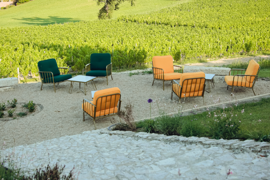 Salon de jardin avec vue sur tout le libournais et ses vignobles (Saint Emilion, Lussac, Pomelo) - ©L'atelier de style